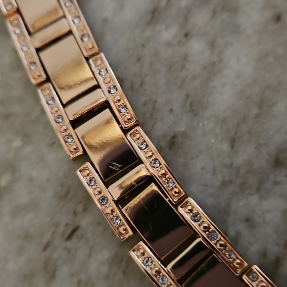 Elegant Rose Gold Google Pixel Watch Band - Adjustable - Picture 3 of 4